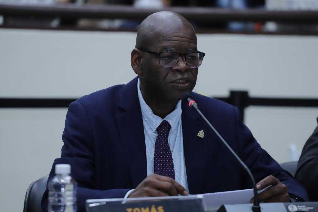 Congresista Tomás Ramírez construirá una casa a una familia necesitada con la subvención del CN